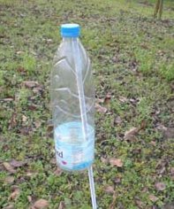 Rttelflasche aus Plastik als Maulwurfschreck